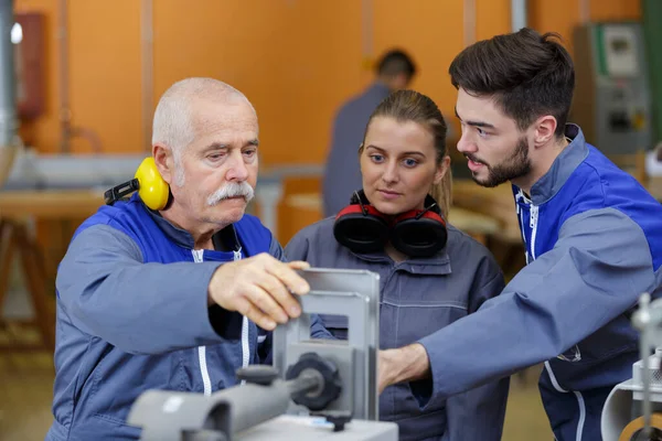 Retrato Ingeniero Aprendiz Fábrica —  Fotos de Stock