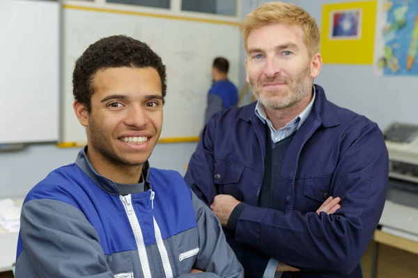 Retrato Maduro Engenheiro Masculino Com Jovem Aprendiz Masculino — Fotografia de Stock