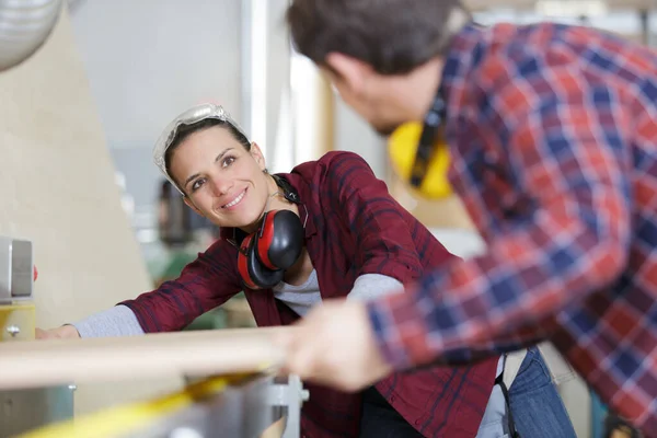 Mulher Homem Como Equipe Artesãos Oficina Artesãos — Fotografia de Stock