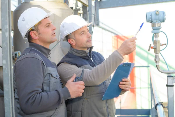 Fabrieksonderhoudsteam Inspecteert Gebieden — Stockfoto