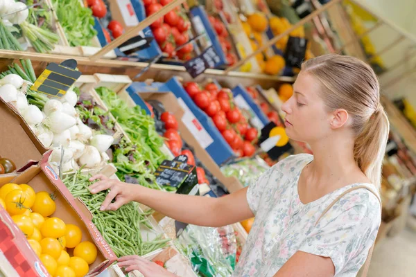 Una Mujer Está Eligiendo Las Verduras Frescas —  Fotos de Stock