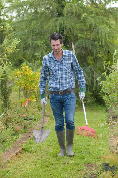 带铲子和耙的园艺师 — 图库照片