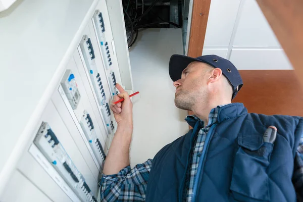 Electricista Que Trabaja Con Plan Esquema Eléctrico Delante Fusible Interruptor —  Fotos de Stock