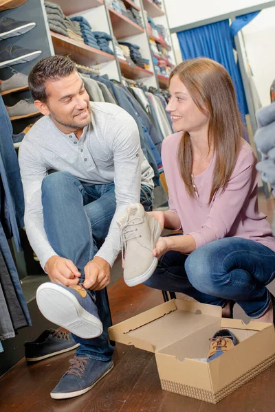 Pareja Tienda Ropa Hombre Probándose Zapatos — Foto de Stock