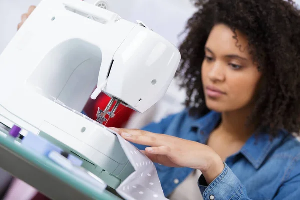 Schöne Lächelnde Schneiderin Genießt Die Arbeit Der Nähmaschine — Stockfoto