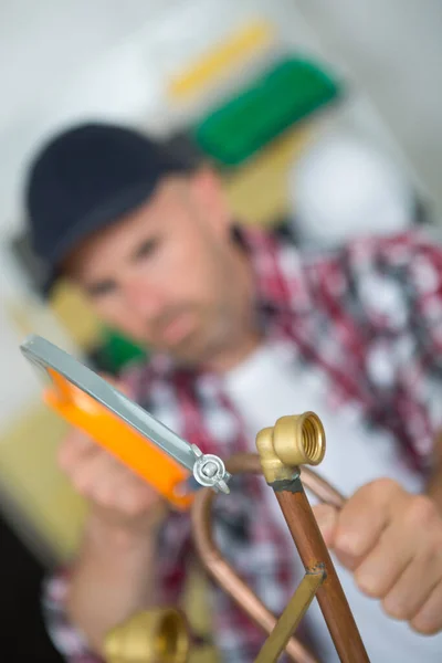 Nahaufnahme Eines Mannes Der Mit Der Hacksäge Durch Kupferrohr Sägt — Stockfoto