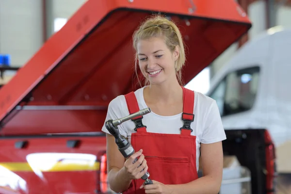 Felice Operaia Riparazione Auto Femminile — Foto Stock