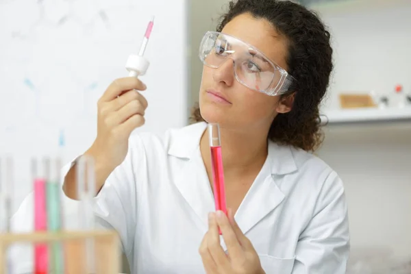 Vrouw Chemicus Het Maken Van Een Mengsel — Stockfoto