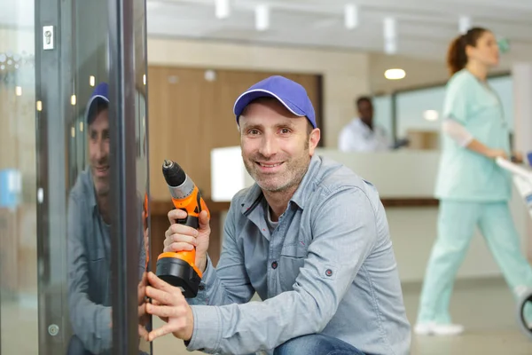 Homem Barbudo Usando Broca Martelo Hospital — Fotografia de Stock