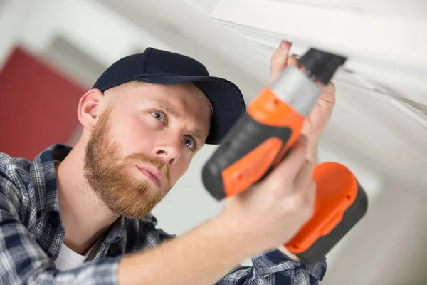 Ein Junger Arbeiter Beim Bohren Der Decke — Stockfoto