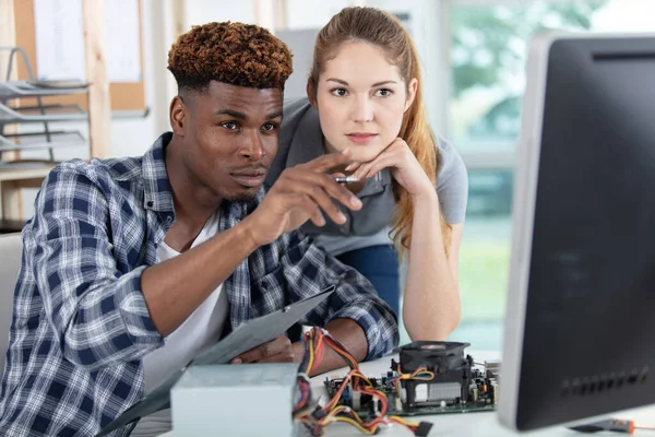 Team Tecnici Che Riparano Elettronica — Foto Stock