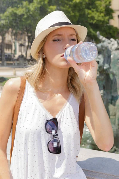 Donna Che Beve Acqua Dalla Bottiglia Nella Giornata Sole — Foto Stock