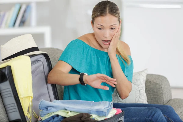 Vrouw Verpakking Koffer Kijken Angstig Haar Horloge — Stockfoto