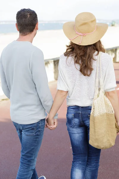 在岸上散步的夫妻 — 图库照片