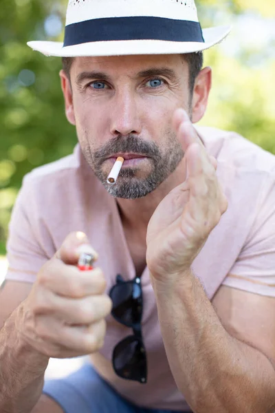 Man Utomhus Redo Att Tända Cigarett — Stockfoto