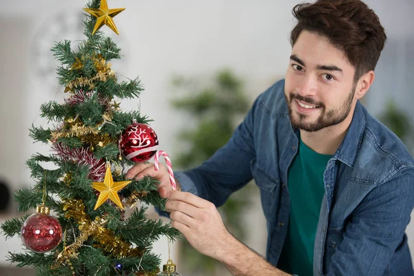 Ung Man Dekorera Konstgjorda Julgran — Stockfoto