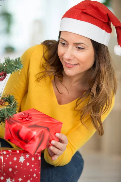 Mulher Colocando Presentes Natal Sob Árvore — Fotografia de Stock