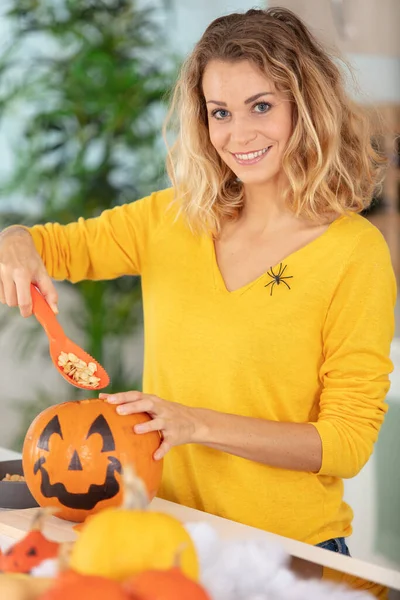 Femme Préparant Citrouille Pour Halloween — Photo