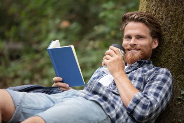 Mann Trinkt Kaffee Tee Heißgetränk — Stockfoto