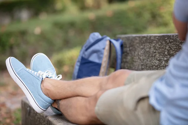 Смотреть Мужские Ноги Сидящие Деревянной Скамейке — стоковое фото