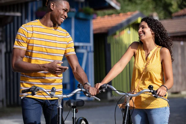 Par Cyklar Stannade Vid Solig Strand — Stockfoto