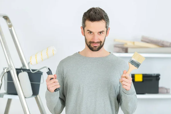 Hombre Elegir Qué Herramienta Utilizar — Foto de Stock