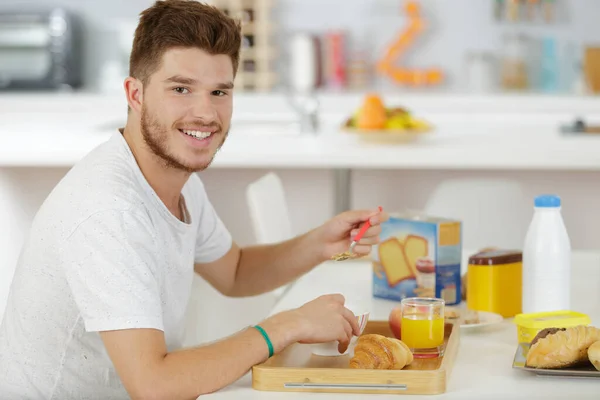 Giovane Che Beve Caffè Legge Giornali Casa — Foto Stock