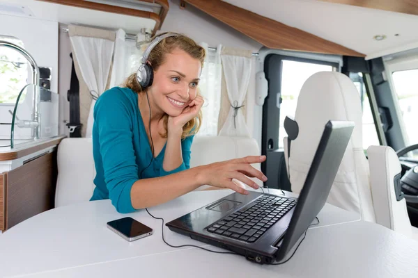 Mujer Trabajando Insider Campista Mientras Está Vacaciones — Foto de Stock