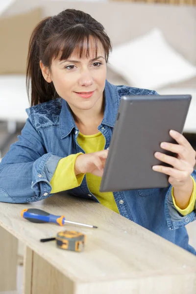 Sonriente Atractiva Joven Hembra Utilizando Tableta Digital —  Fotos de Stock