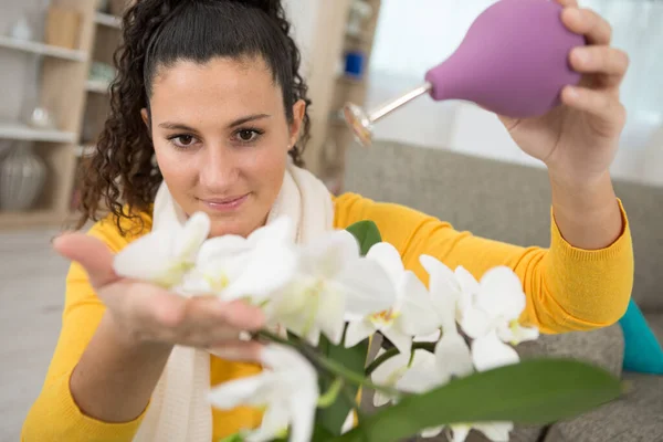 Vrouwelijke Handen Spuiten Bladeren Van Een Binnen — Stockfoto