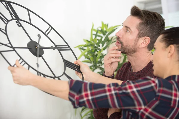 Happy Couple Hanging Clock Wall — Stock Photo, Image