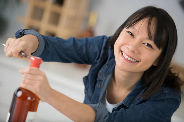 Happy Woman Opens Wine Bottle — Stock Photo, Image