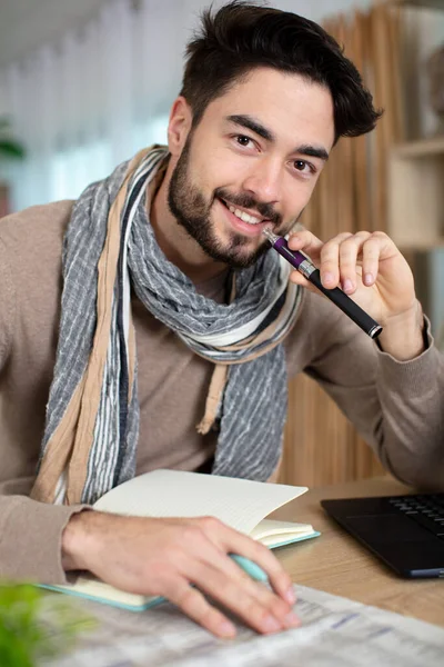 Jeune Homme Avec Journal Regardant Caméra — Photo