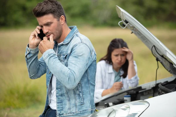 Adulto Chateado Motorista Homem Telefone Após Colisão Carro — Fotografia de Stock