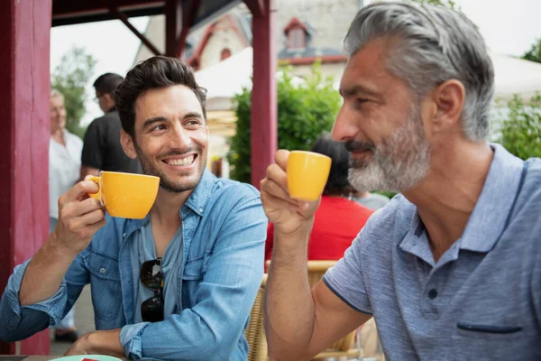 Due Uomini Applausi Brindisi Bere Caffè — Foto Stock