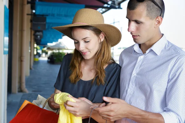 Pareja Inspeccionando Producto Que Acaban Comprar — Foto de Stock