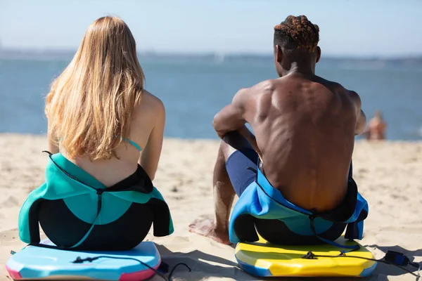 Junges Paar Strand Mit Bodyboards — Stockfoto