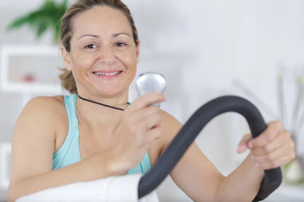 Femme Faisant Fitness Dans Une Salle Gym — Photo