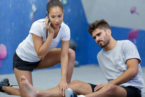 Instructor Telefonía Para Obtener Ayuda Después Climer Sufre Lesión Pierna —  Fotos de Stock