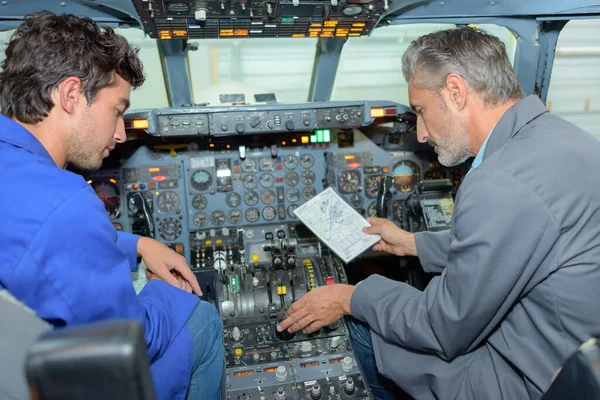 Close Aprendiz Técnico Cockpit — Fotografia de Stock