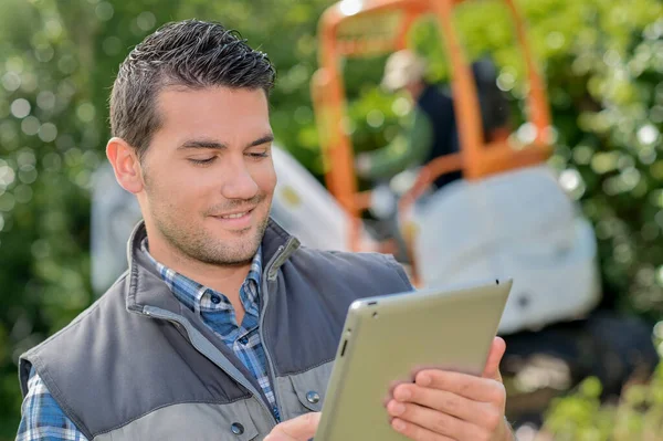 Männliche Arbeiter Auf Der Suche Nach Ideen — Stockfoto