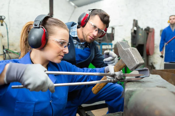 Frau Hämmert Metall Zange Über Amboss — Stockfoto