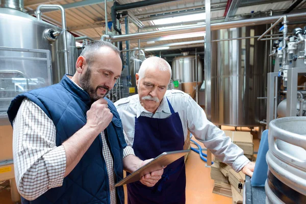 Dois Homens Que Trabalham Fábrica Cervejarias — Fotografia de Stock