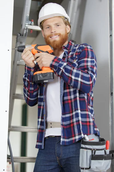 Gelukkige Bouwer Staat Ladder — Stockfoto