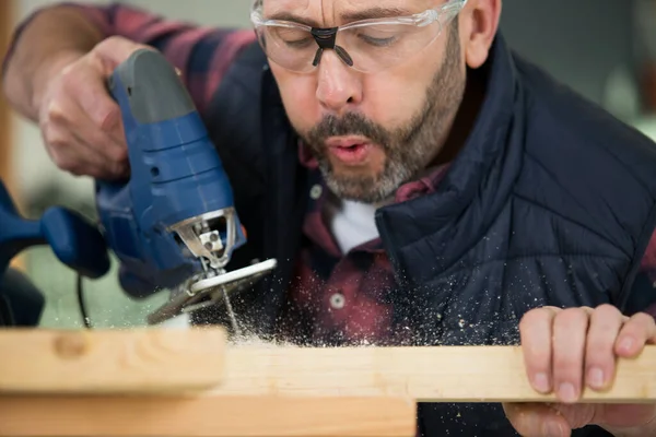 Homem Trabalhador Sopra Madeira — Fotografia de Stock