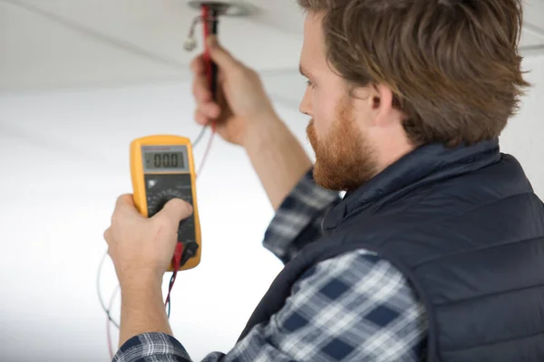 Elektricien Montage Van Een Kabel Voor Plafondverlichting — Stockfoto