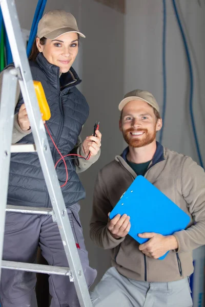 Manliga Och Kvinnliga Kollegor Byggarbetsplatsen — Stockfoto