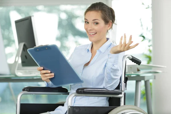 Kobieta Pracownik Biurowy Wózku Inwalidzkim — Zdjęcie stockowe