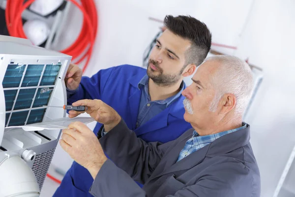 Hommes Travaillant Sur Système Ventilation — Photo