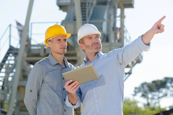 Dos Hombres Negocios Inteligentes Sosteniendo Tableta Documento Apuntando Aire Libre — Foto de Stock